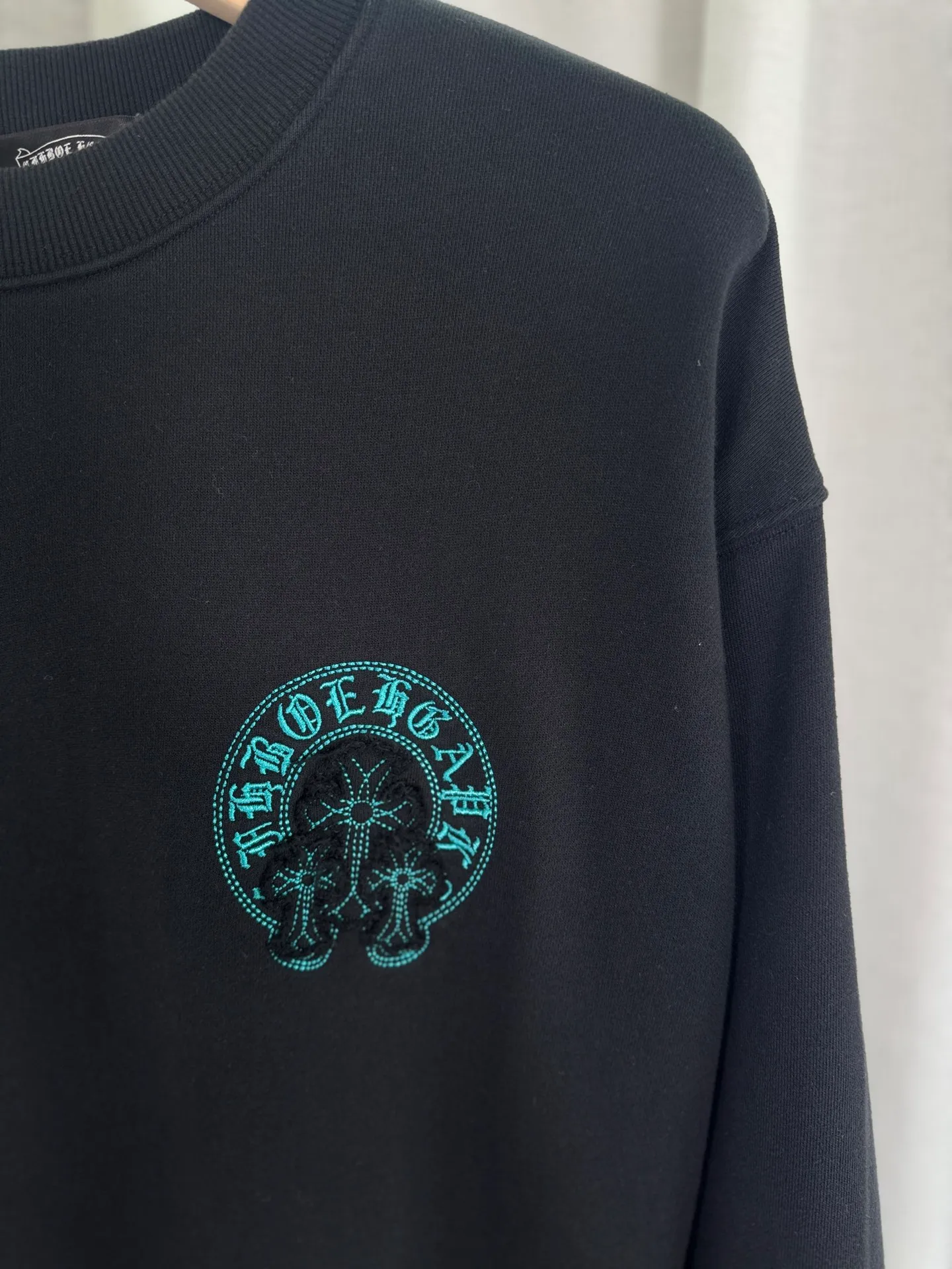 P270 top version, real shot without P, ​​different from market currency) 𝗖𝗵𝗿𝗼𝗺𝗲 𝗛𝗲𝗮𝗿𝘁𝘀/Cro Heart 2025 washed patch embroidery autumn and winter new original single counter American laser burnt 3D three-dimensional color embroidered couple casual sweatshirt 👑The highest version! Customized fabric 420g tripe terry fabric! American acid-washed and distressed original fabric laser burnt ✟appliqué embroidery and exquisite embroidery of letters! The best-selling model in the counter, very comfortable to wear. Accessories: original molded and authenticated collar label➕100% silk wash label. Genuine purchase-grade original hangtag➕matching hanging rope➕3D hanging beads➕original packaging bag. Craftsmanship: The original version has consistent wiring! The highest version of the armhole matching technique! Color: White Black Size: S M L XL Style Number: 25-307